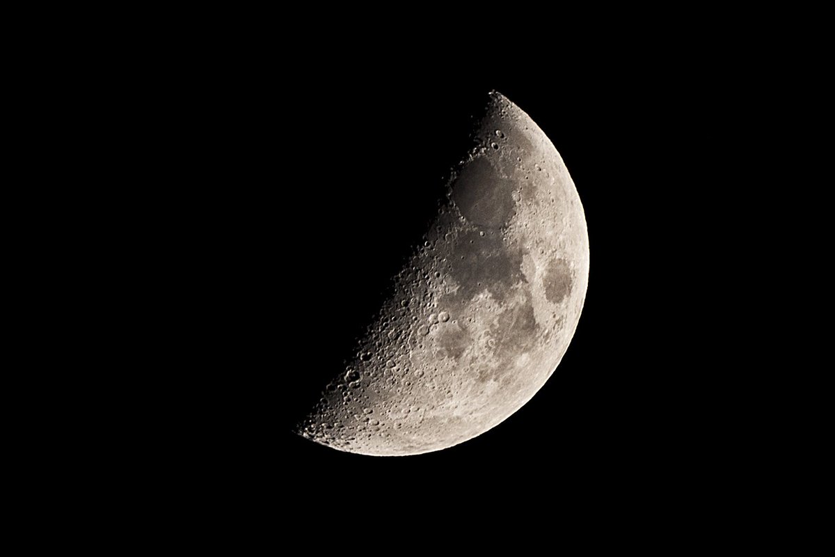 @NatGeoPhotos @NASAMoon @CNN @BBC @ABC @NBCNews @GarofaloWX @NWSPhoenix @abc15 @12News @azfamily @FOX10Phoenix 
@LRO_NASA @nasahqphoto @NASAHubble @asuastroclub  @LowellObs @NASA_Lunar @LunarCrush @NOAA @NOAASatellites What a beauty! First Quarter Moon ~47% tonight.