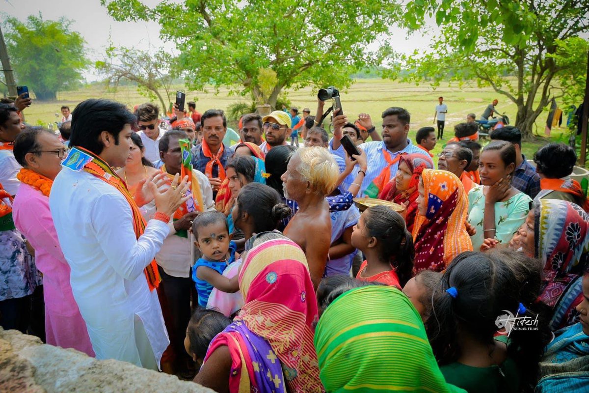 IamAkashDNayak's tweet photo. କୋରେଇ ନିର୍ବାଚନ ମଣ୍ଡଳୀ ଅନ୍ତର୍ଗତ ହଳଦୀଗଡ଼ିଆ ପଞ୍ଚାୟତରେ ସାଧାରଣ ନିର୍ବାଚନ ପରିପ୍ରେକ୍ଷୀରେ ଆୟୋଜିତ ବାଇକ୍ ରାଲିରେ ଯୋଗ ଦେଇଥିଲି। ଏଥି ସହିତ ଉକ୍ତ ଅଞ୍ଚଳରେ ଘରକୁ ଘର ବୁଲି ନିର୍ବାଚନ ପାଇଁ ଆଶୀର୍ବାଦ କାମନା କରିଥିଲି।
#akash4korei #VoteForAkash #VoteForBJP #Korei #Odisha #bjp https://t.co/W9Q6BuCwPK