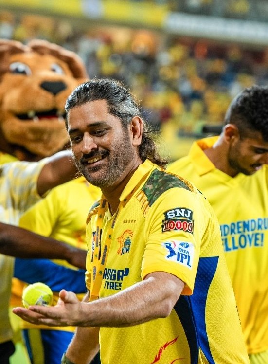Smiling Thala to start off the day 💛 #MSDhoni #WhistlePodu #CSK