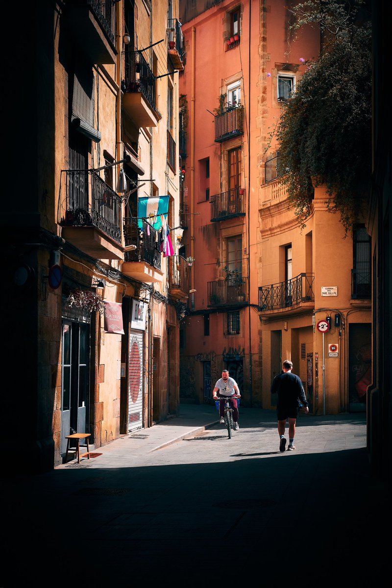 Shadows frame for an urban stage 📸 Fujifilm X-T4 📷 Fujinon XF 35mm F2 R WR ⚙️ ISO 160 - f/8.0 - Shutter 1/500 📍 Carrer dels Mercaders, Sant Pere, Santa Caterina i la Ribera, Ciutat Vella, Barcelona #StreetPhotography #photography