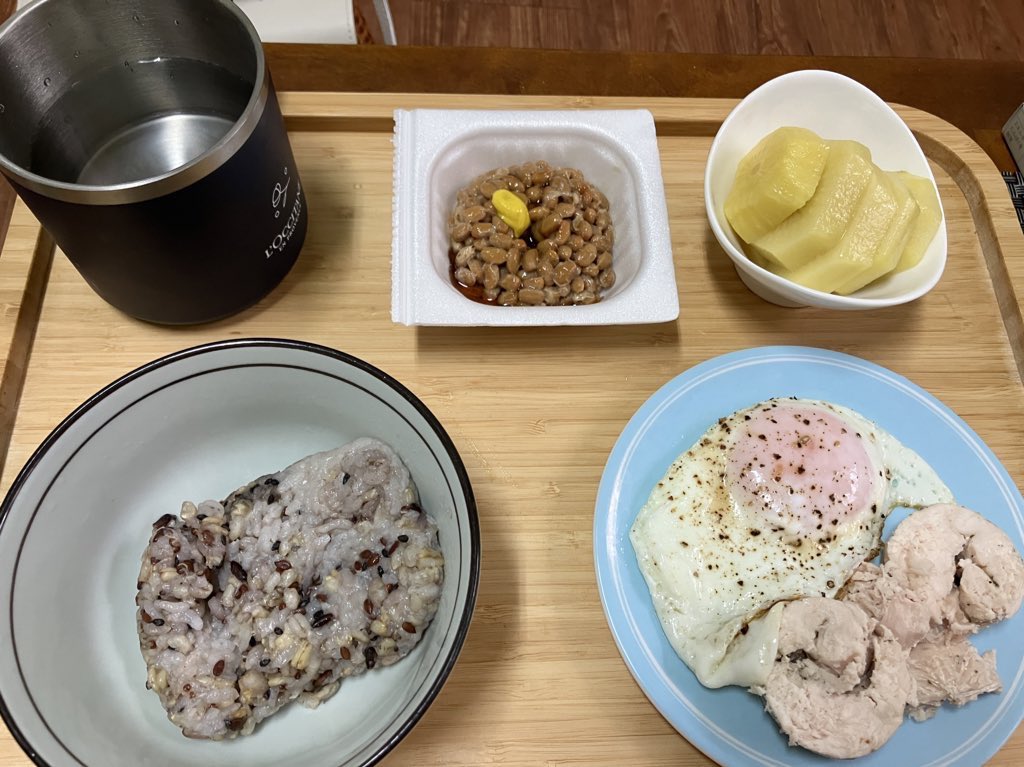 私のここ最近の平日朝ごはんこんな感じ。 ・雑穀ごはんor麦ごはん ・卵焼きorハムエッグ （・ぬか漬け） ・納豆 ・果物 この写真の中で台湾らしいものはパイナップルぐらいかな（めちゃくちゃ甘くて好好吃😋） 蛋餅とか飯糰大好きだけどあれはたまに食べるからおいしいんだよね。 毎日は無理だな〜😂