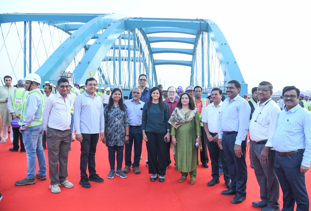 📢मुंबई किनारी रस्ता आणि वांद्रे-वरळी सागरी सेतू मार्गाला सांधणारी दुसरी महाकाय तुळई यशस्वीपणे स्थापन ✅ बृहन्मुंबई महानगरपालिकेच्या महत्त्वाकांक्षी मुंबई किनारी रस्ता प्रकल्पाने आज बुधवार, दिनांक १५ मे २०२४ रोजी पहाटे मुंबई किनारी रस्ता आणि वांद्रे-वरळी सागरी सेतू मार्गाला