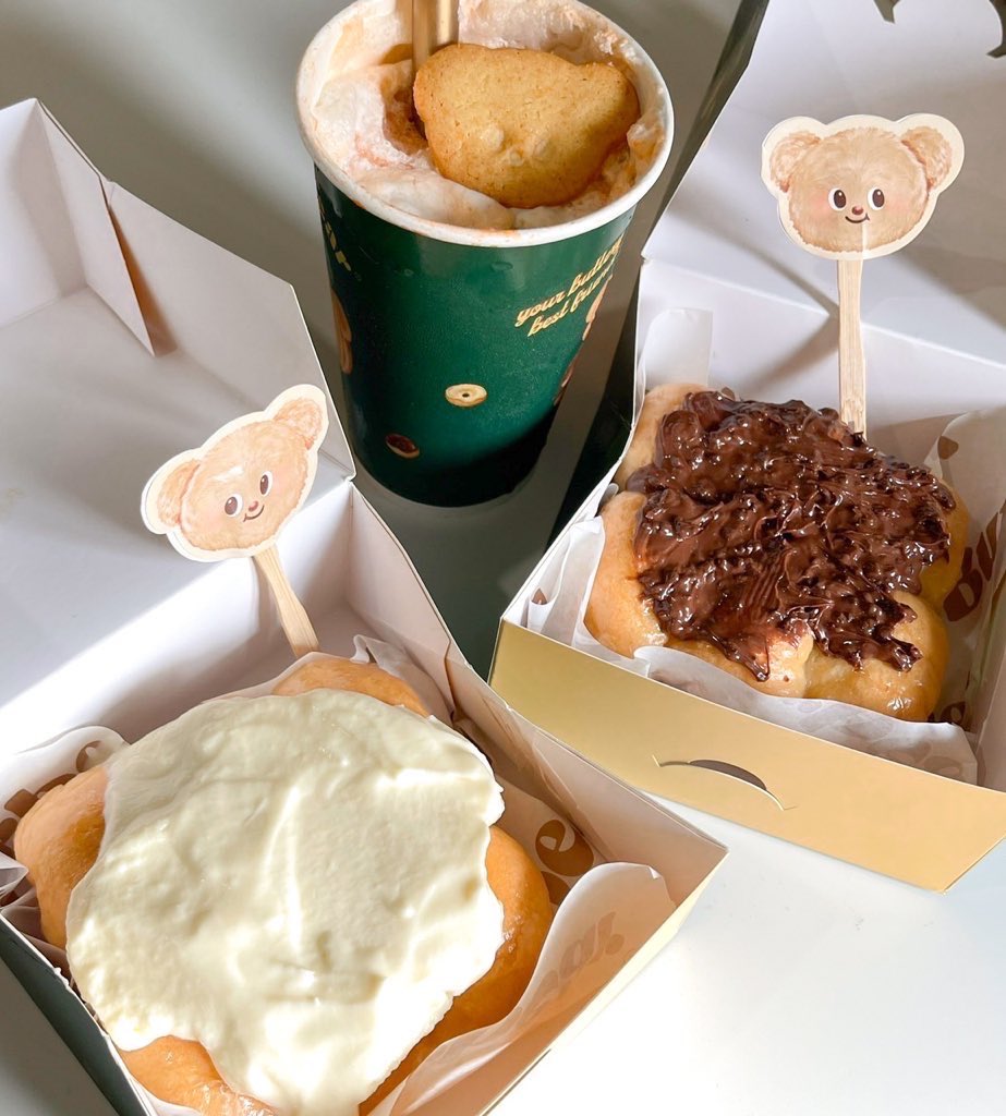 hbker07's tweet image. ยังไม่มีโอกาสได้ไปร้าน butter bear เลย ชอบมาสคอตชีน่ารักมาก ต้องไปสักครั้ง5555 แต่ตอนนี้อยากกินก็กดแกร้บฟู้ดก่อนละกัน คือขนมปังเขาดีมากกกก ชาอร่อย แพคเกจจิ้งก็น่ารักไม่ไหว ได้ลดมาเกือบร้อยด้วยยยยย รู้งี้สั่งมาเยอะกว่านี้ 🥺🫶🏻