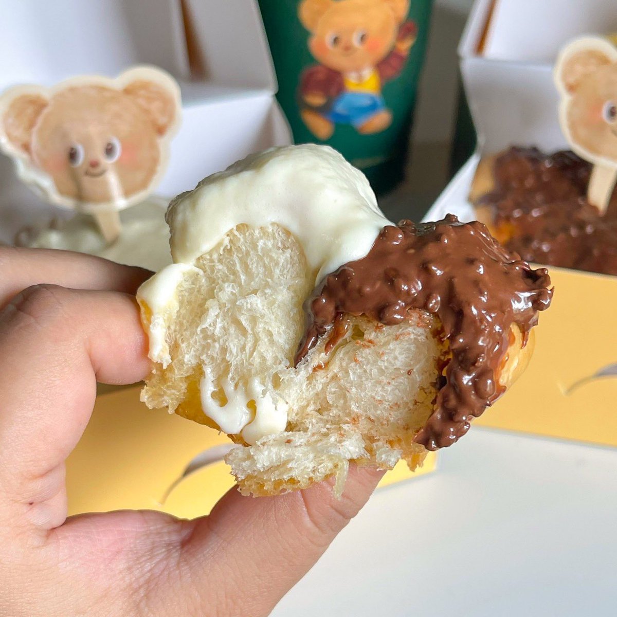 hbker07's tweet image. ยังไม่มีโอกาสได้ไปร้าน butter bear เลย ชอบมาสคอตชีน่ารักมาก ต้องไปสักครั้ง5555 แต่ตอนนี้อยากกินก็กดแกร้บฟู้ดก่อนละกัน คือขนมปังเขาดีมากกกก ชาอร่อย แพคเกจจิ้งก็น่ารักไม่ไหว ได้ลดมาเกือบร้อยด้วยยยยย รู้งี้สั่งมาเยอะกว่านี้ 🥺🫶🏻