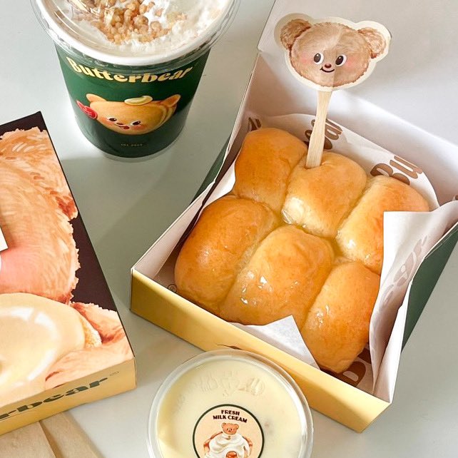 hbker07's tweet image. ยังไม่มีโอกาสได้ไปร้าน butter bear เลย ชอบมาสคอตชีน่ารักมาก ต้องไปสักครั้ง5555 แต่ตอนนี้อยากกินก็กดแกร้บฟู้ดก่อนละกัน คือขนมปังเขาดีมากกกก ชาอร่อย แพคเกจจิ้งก็น่ารักไม่ไหว ได้ลดมาเกือบร้อยด้วยยยยย รู้งี้สั่งมาเยอะกว่านี้ 🥺🫶🏻