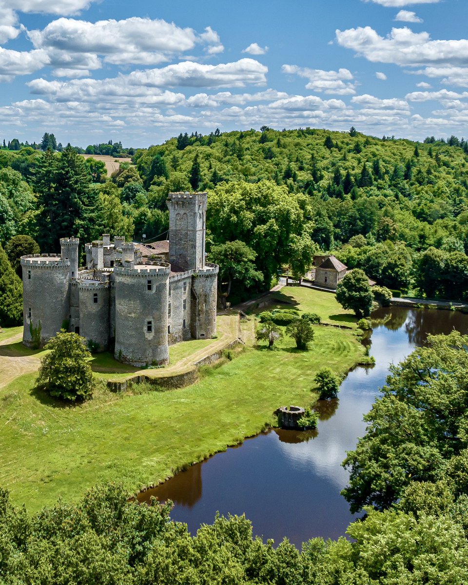 Le château de Montbrun est situé en Haute-Vienne sur le Parc Naturel Régional Périgord-Limousin.