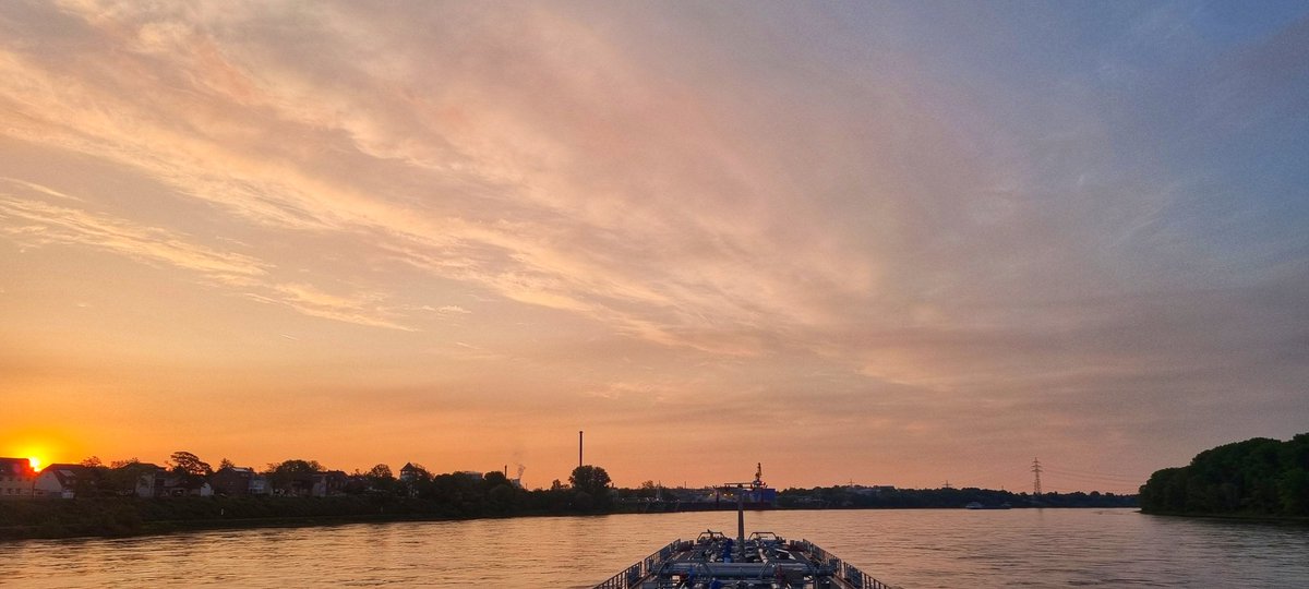 Goedemorgen #zonsopkomst de groetjes weervuit #Duitsland #weerfoto #binnenvaart 🙋‍♀️🙋