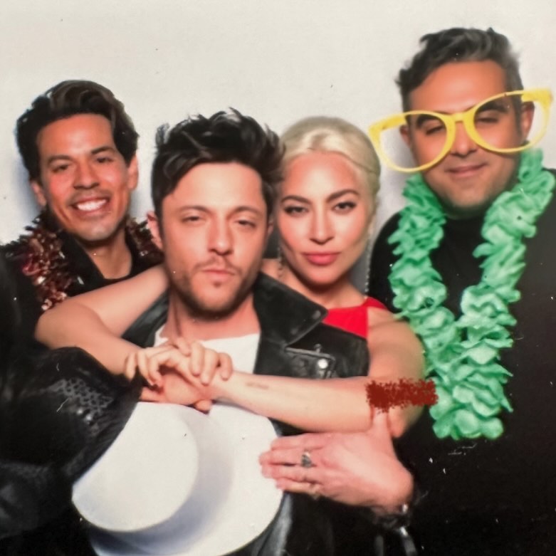Nova foto de Lady Gaga e Michael Polansky com amigos em uma festa, data desconhecida.