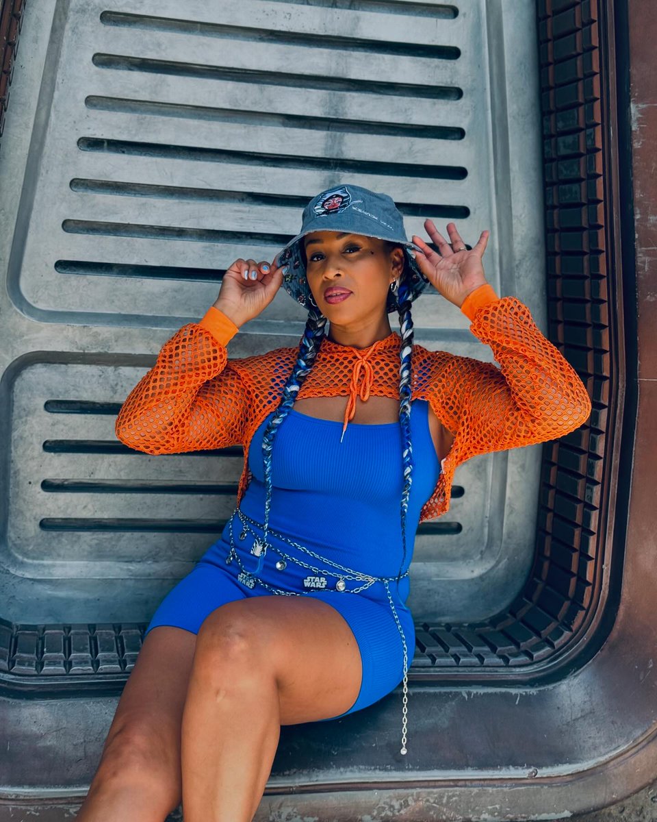 No #TanoTuesday look is complete without the right #AhsokaTano accessories 💙🧡 Shop this bucket hat + chain belt on our site bit.ly/3V0FVfK 📸 alildoseofdisney #HUCommunity