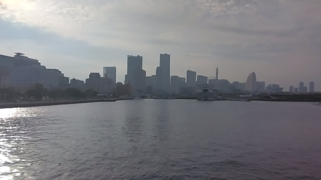 おはようございます
水曜日晴れいいお天気です
週もなかばなんとか今週も
乗っりきっていきたいと思います🫡

写真は
氷川丸から撮った横浜港の風景です

＃コロバンエアバッグ
＃ワイグッドケア