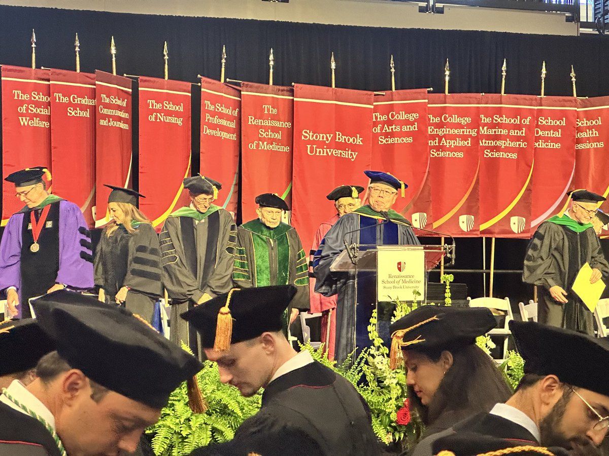 So great to watch 124 new physicians enter our profession today. Reminds me of how lucky we are to practice medicine. Congratulations Class of 2024! @StonyBrookMed @stonybrooku @SBMSurgery @stonybrookalum #GITwitter
