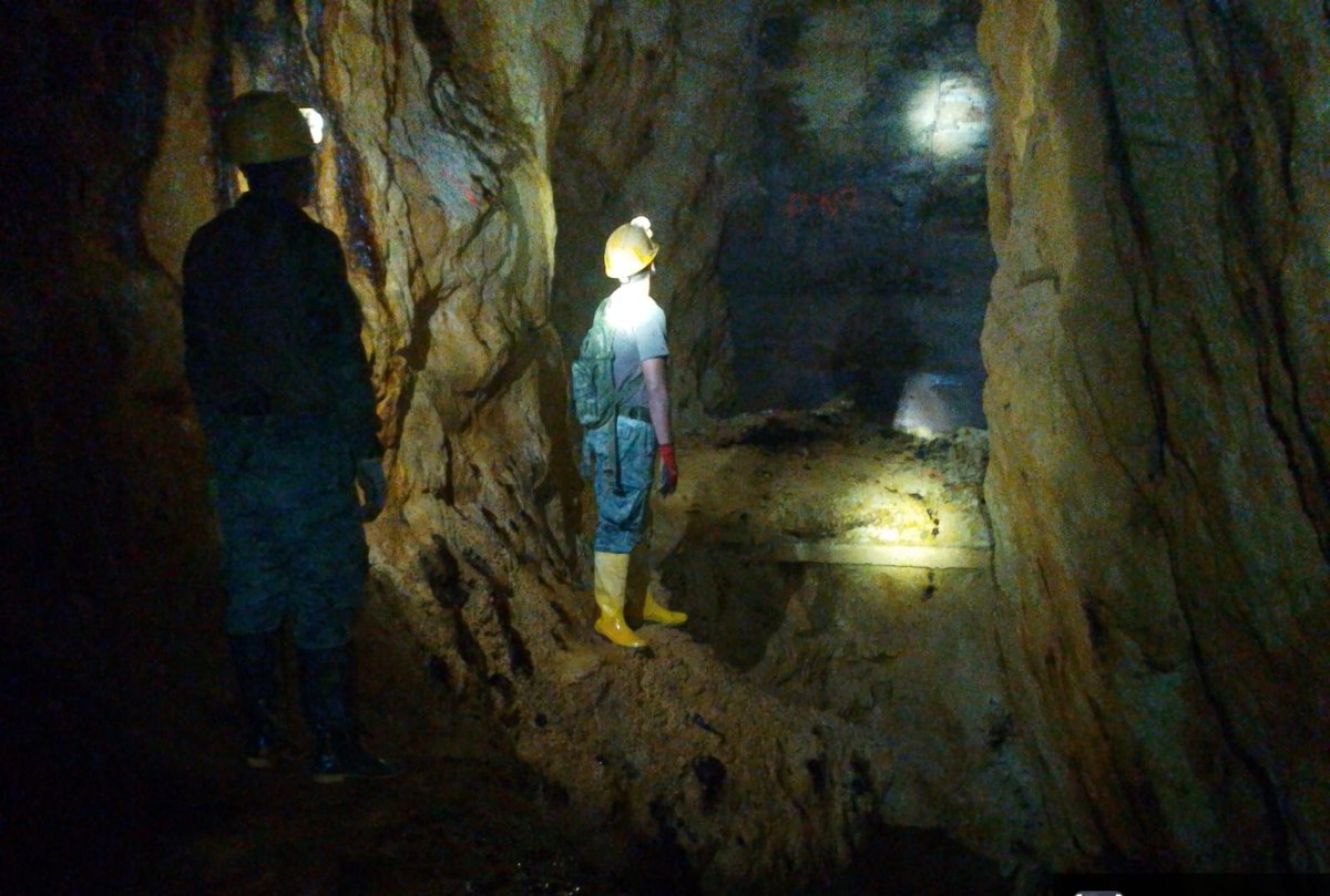 @FFAAECUADOR en el cantón Portovelo al interior de la mina La Cascada, se observó a personas realizando actividades de minería ilegal, procediendo a disparar en contra del personal militar y dándose a la fuga, abandonando: - 1 pistola - 1 alimentadora - 4 municiones