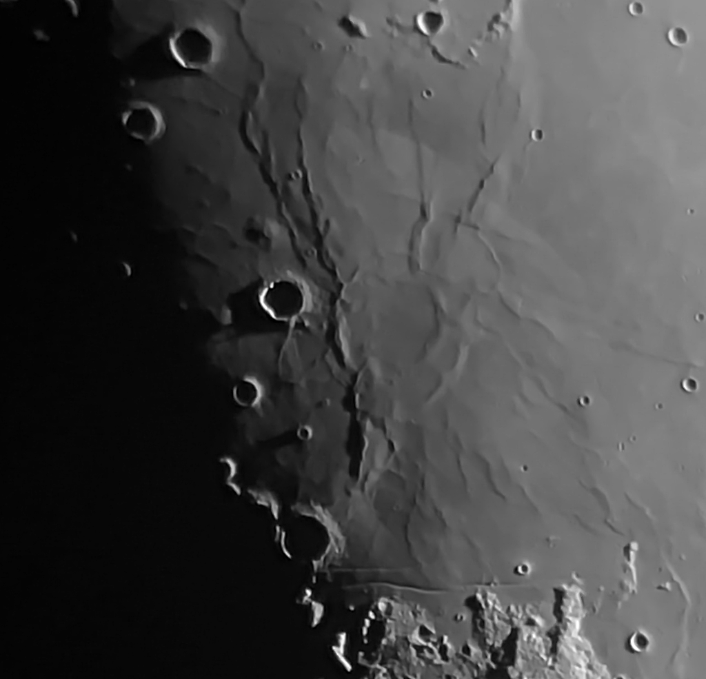 The seeing last night was unusually good, so I used the opportunity to image the Moon. A short 🧵 A view of wastern Mare Tranquilitatis; the Apollo 11 landing site is just above the linear grooves toward bottom. Lots of texture & two volcanoes near crater Arago (center-left).