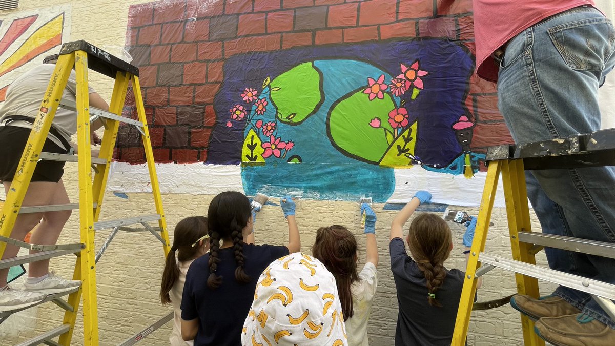 ⁦@WolfRanchElem⁩ Pioneers installed a mural they’ve been working on behind #TejasMeatSupply. The project is a partnership between ⁦@GeorgetownISD⁩ and the Arts and Culture Board of the ⁦@georgetowntx⁩ #leadgrowserve #communityservice #artandculture #youngartist