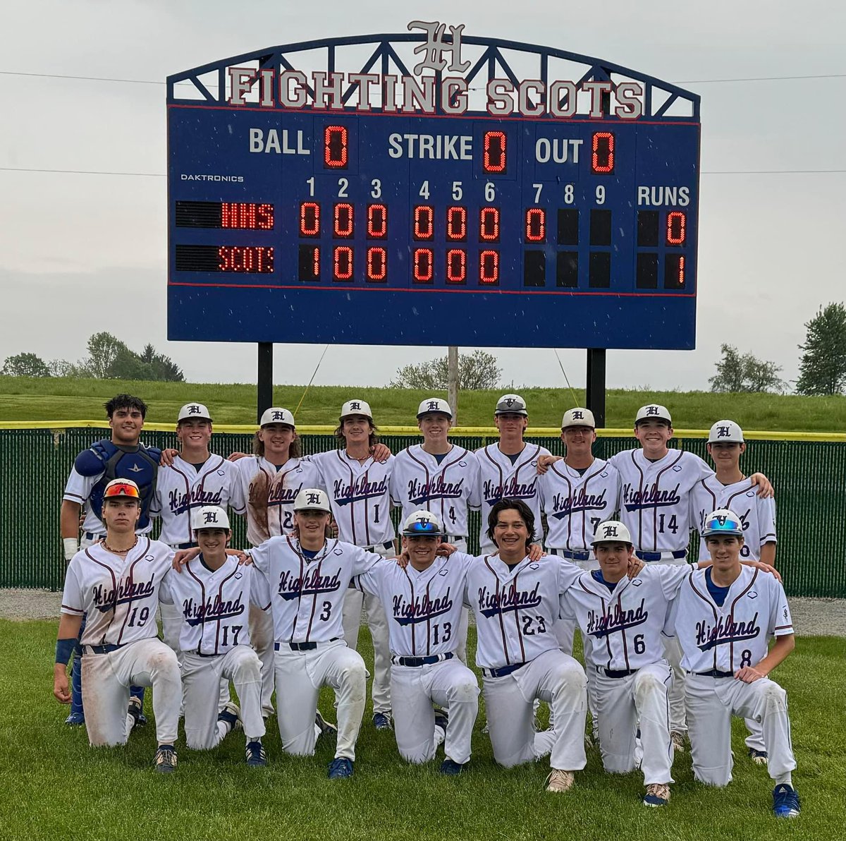 Congratulations to our Varsity @HHScotsBaseball team on their 1-0 victory over Harding tonight. The victory secures them an outright MOAC Title!  #GoScots @CBUSsportsLocal @McMotorsport @SportsMCS @swankonsports  @OHCDBCA @PrepBaseOHScout