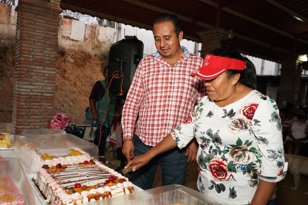 manuelduarteoax's tweet photo. Con éxito concluimos con la festividad del Día de las madres en la col. Loma grande de nuestro Municipio de San Pedro Ixtlahuaca en donde participaron mamás de las diferentes colonias, parajes, agencias y la cabecera municipal.
Agradezco la presencia de cada una de las mamás. https://t.co/OVLbyoGMOj
