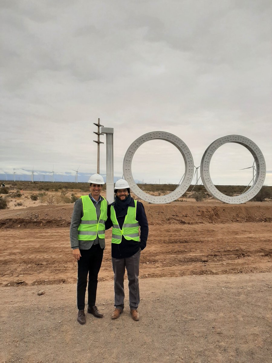 Junto al Gobernador participamos del llenado de la base número 100 para aerogeneradores de <a href="/peaenergialr/">peaenergia.lr</a>. Las energías renovables como política transformadora de la provincia y del país.