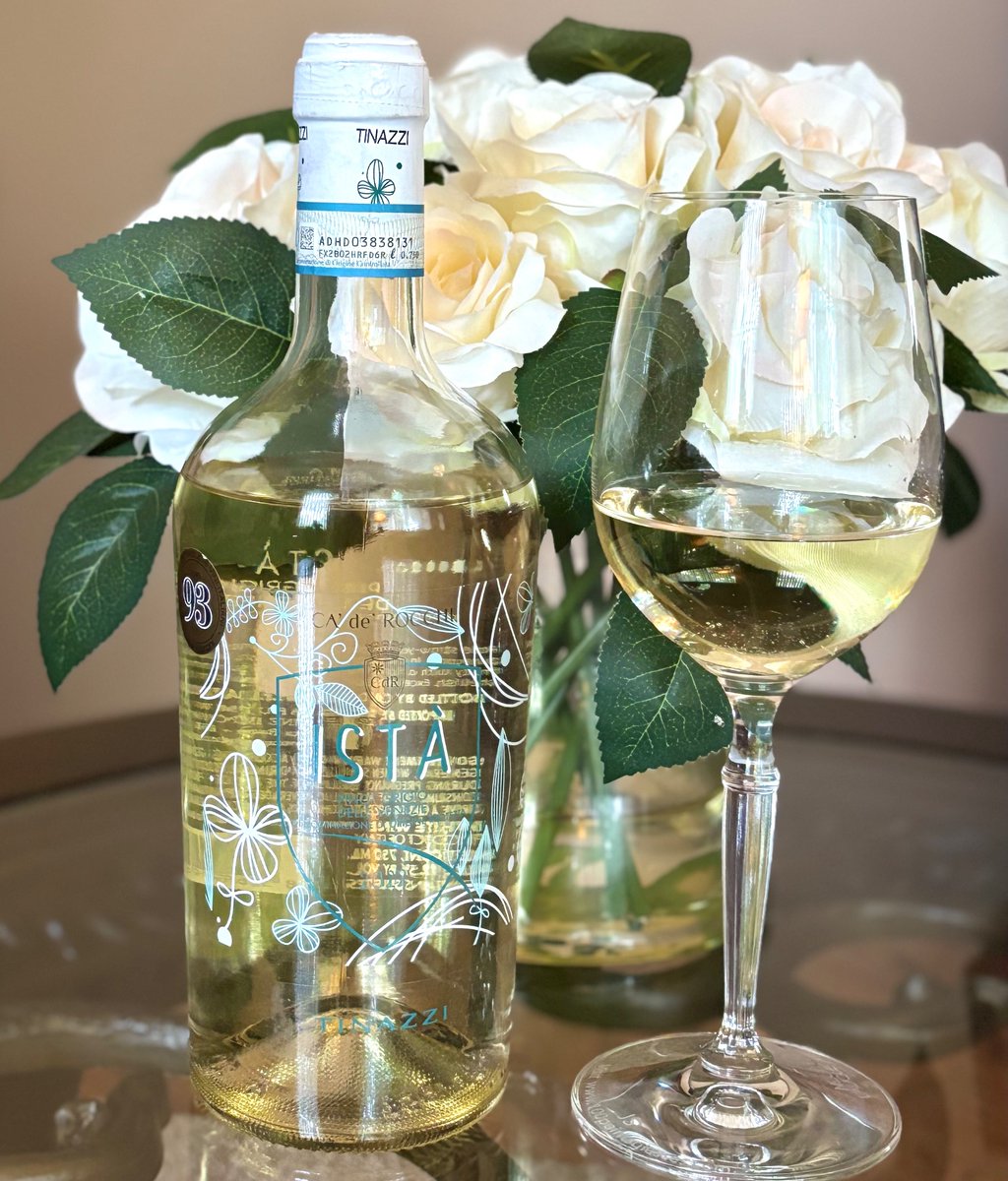 A5. For tonight’s chat, I did open a bottle of @CantineTinazzi Ca’ de Rocchi Ist Pinot Grigio delle Venezie. What a beauty! Intense aromas of pineapple and green apple. The palate is fresh, floral and light with citrus fruit. Crisp, mineral finish. #WiningHourChat