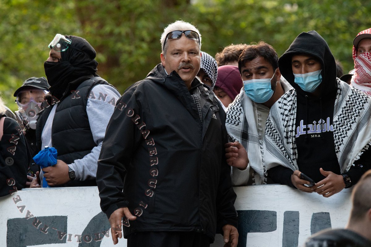 🚨 WANTED: “Student” Military Leader at @UW Gaza Camp👇 ⚠️ Recognize him? DM us! 📣 This “student” orchestrates Hamas supporters, training them in military drills and tactics around the camp, aggressively watching for any “threats.” ℹ️ We need to find him. 📷:…