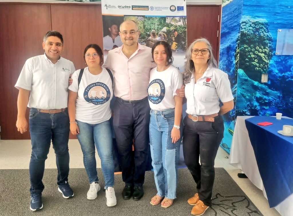 En momento privilegiado de la tarde de hoy, degustamos el delicioso café de jóvenes productor@s de la Sierra Nevada. L@s apoyamos con nuestro nuevo proyecto 'Futuro Orgánico Inclusivo'. Gracias por compartir con tanto cariño lo mejor de su tierra. #EuropaCreeEnColombia 🇪🇺🌳💦🇨🇴