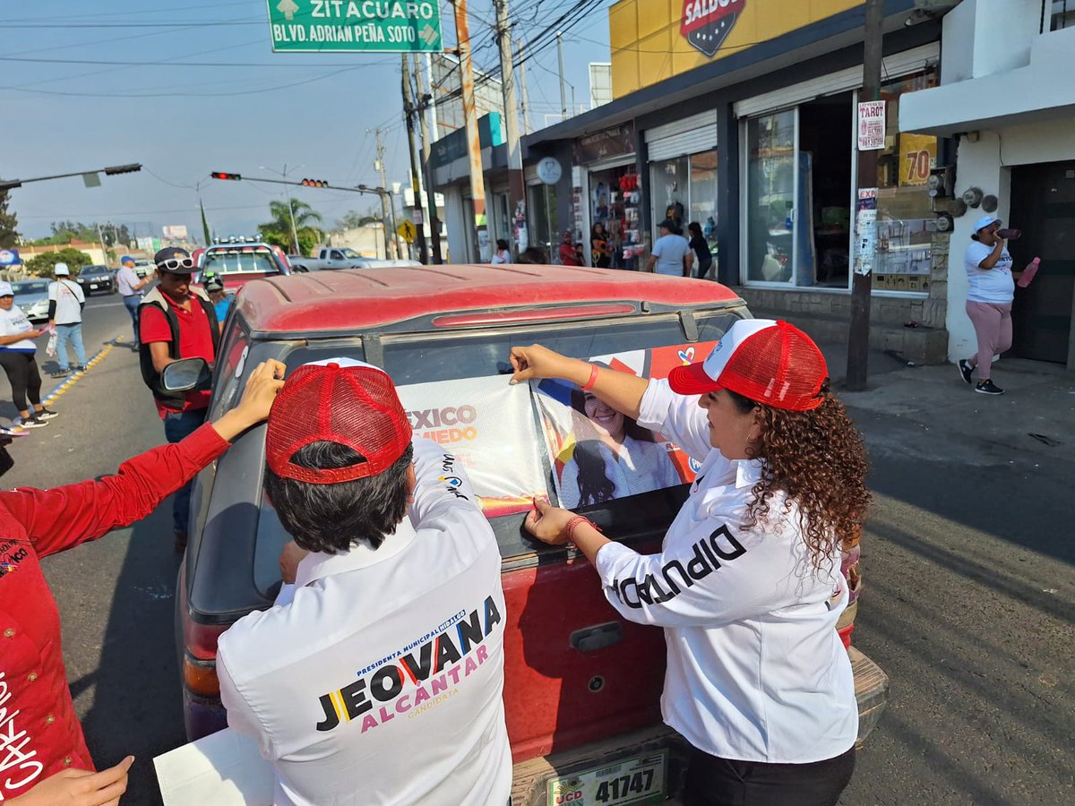 En su gira por #Michoacán nuestra líder @LetyBarreraM estuvo en #CiudadHidalgo con nuestra candidata a diputada federal por el sector Karla Carmona y promoviendo el voto a favor de @XochitlGalvez, acompañadas de dos grandes cenecistas Emma Mondragon y María Salud Sesento #VotaPRI