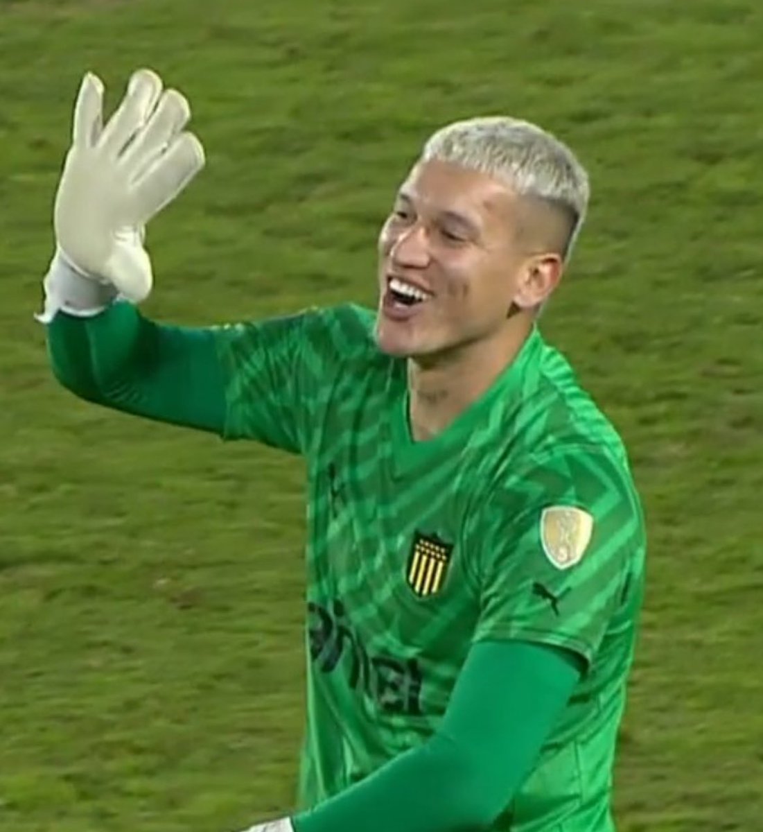 Goleiro do Penarol mostrando pro Hulk as 5 Libertadores que o clube uruguaio ganhou kkkkk

Hulk poderia ter mostrado o Brasileirão de 1937, mas não quis humilhar