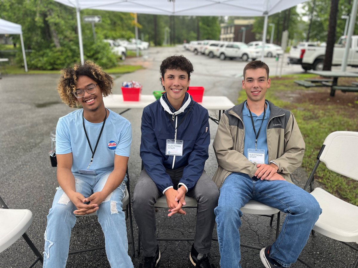 Representing @NbhsScorpions  and @WBHS_Trojans, these three Student Interns are ready to assist with Chief Judge check-in!

#brunsco #studentinterns