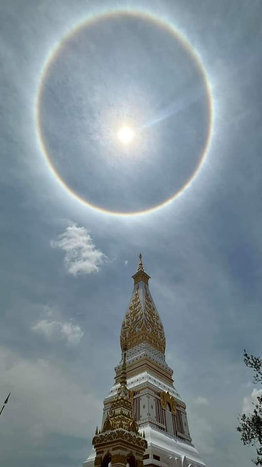 พระอาทิตย์ทรงกลด บนท้องฟ้าเหนือองค์พระธาตุพนม วัดพระธาตุพนมวรมหาวิหาร พระอารามหลวง อำเภอธาตุพนม จังหวัดนครพนม CR. ของดีประเศไทย.