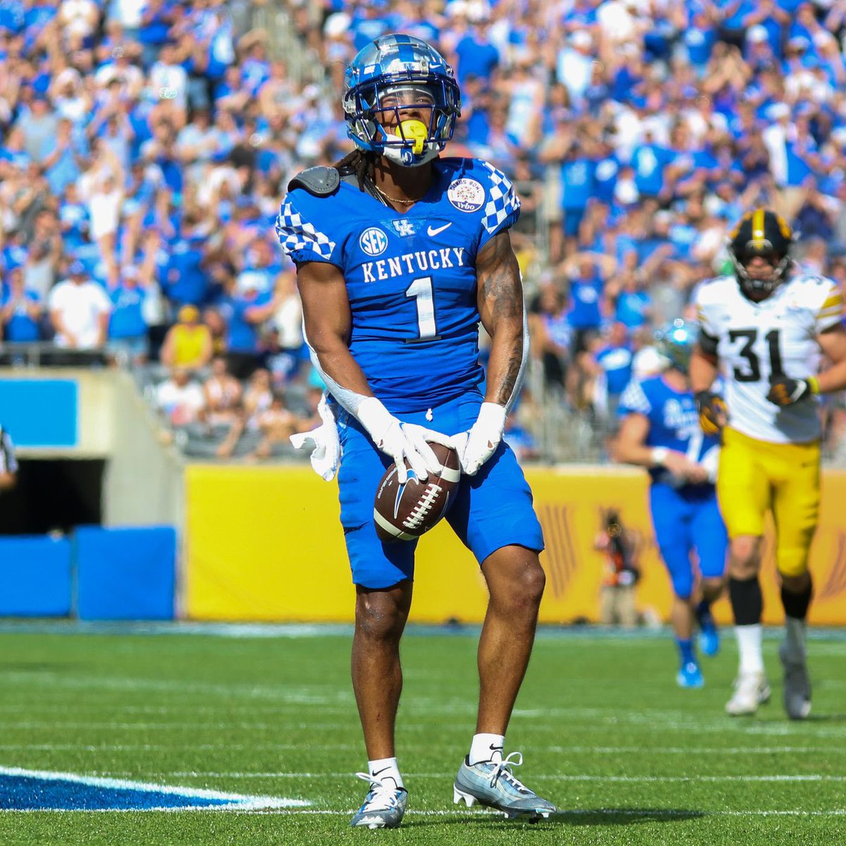 Thankful to receive an offer from the University of Kentucky! @CoachC_Collins @CoachSmiley983 @CoachGodfrey_27 @CoachGotell @CoachBoHeard @CoachMurphySC03 @CoachKBailey_5 @CoachDavis314 @PassFootball5