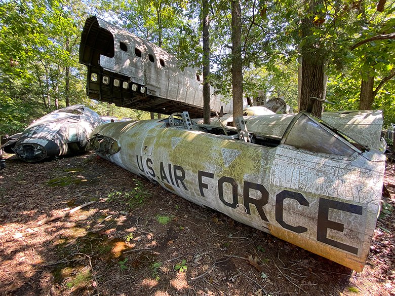 A strange sight seen while traveling along the back roads of New Jersey’s Pine Barrens is a U.S. Air Force C-130 cargo plane precariously perched atop a mountain of debris in the #Atco, NJ woods. It's part of Wade’s Wonderland of Salvage and Scrap. More: 
weirdnj.com/weird-news/wad…