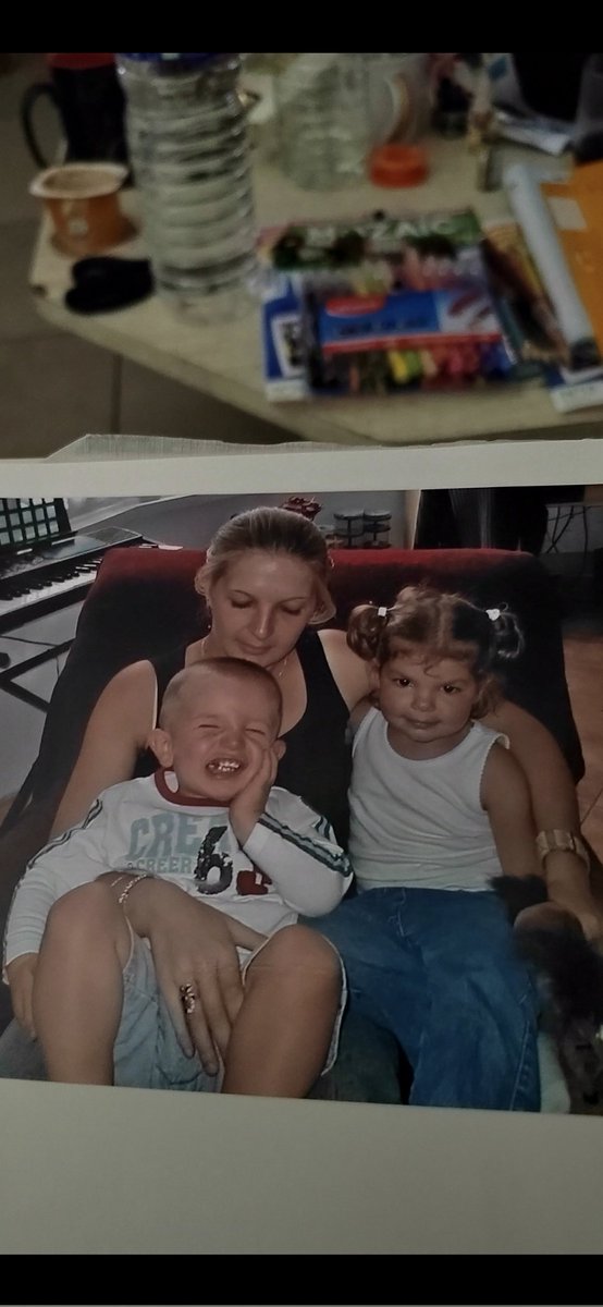 Elophoria's tweet image. Svp je vous demande de l'attention pour ce tweet
Tw mention viol/ agression/ sh..
Sur cette photo on peut voir une une mère, et 2 cousins super heureux jv jures on l'était