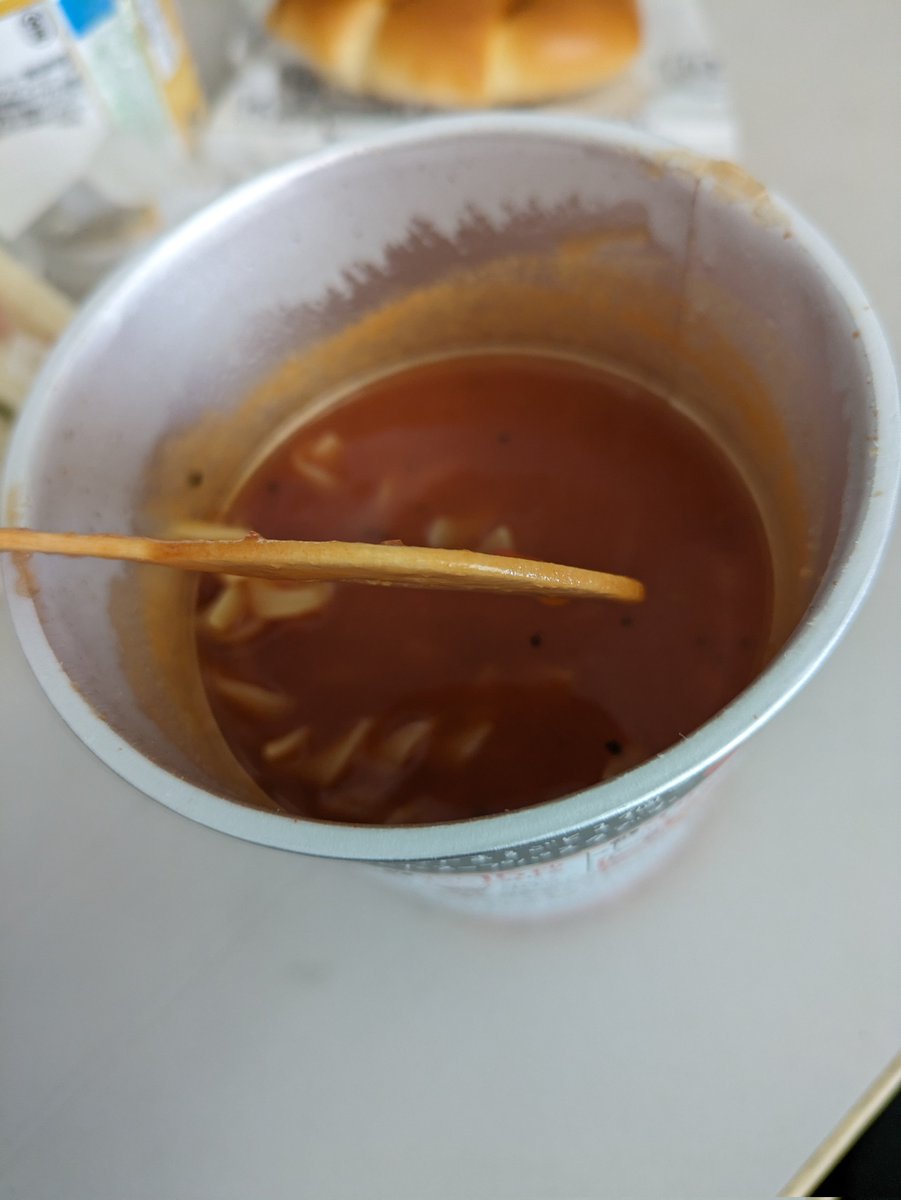 朝ごはんにカップスープパスタ食べようとしたら全然掬えなくて、何かと思えは木製スプーンがしゃもじみたいになってたせいだった