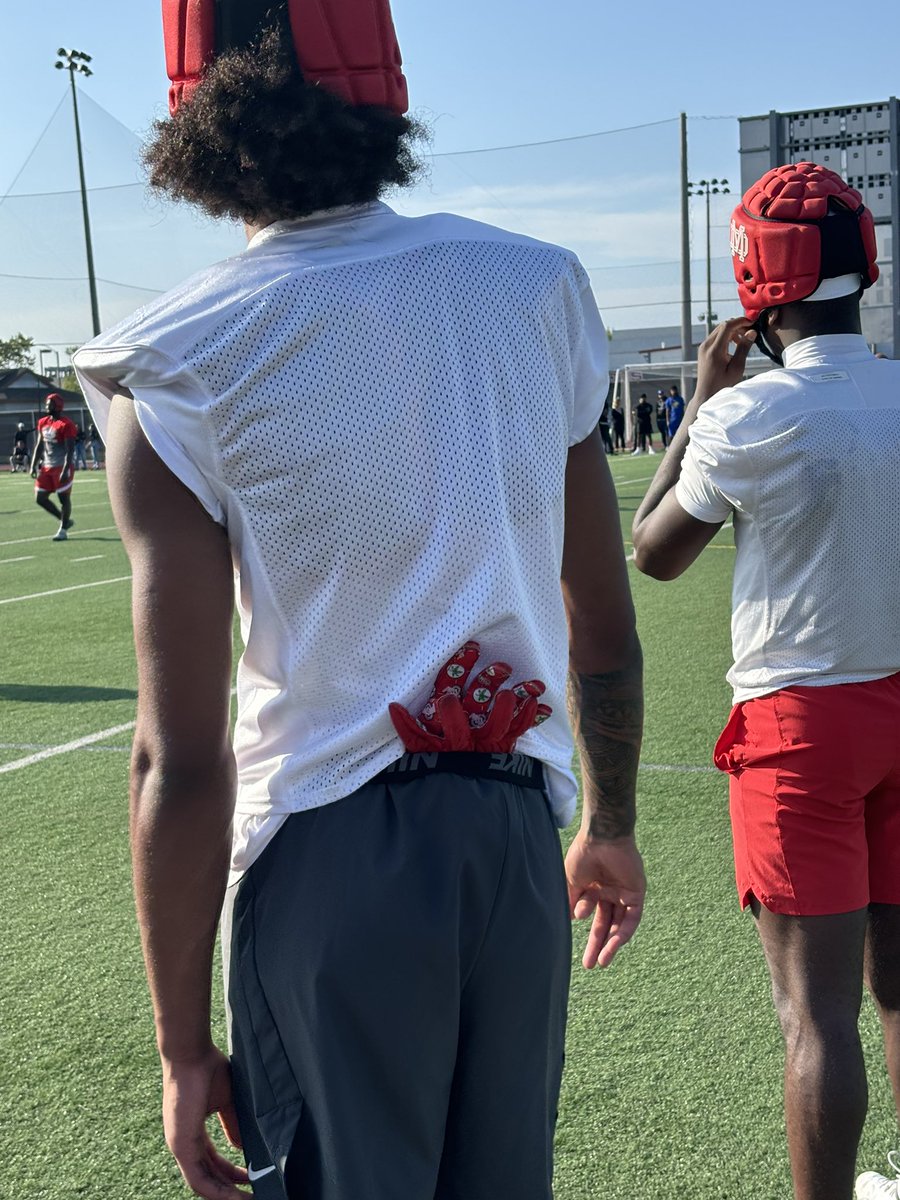 2026 five-star Ohio State WR commit Chris Henry Jr. gloves 👀

@Birm / @OhioSt_Rivals