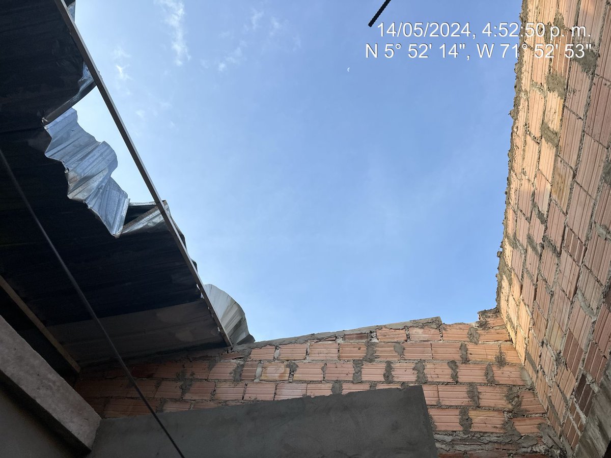 Se registró un vendaval en el en el barrio Merecure de Paz de Ariporo, donde se reportaron daños en el techo de una vivienda. #GestiónDelRiesgo de la Alcaldía y Bomberos Voluntarios, realizaron el censo de afectación.