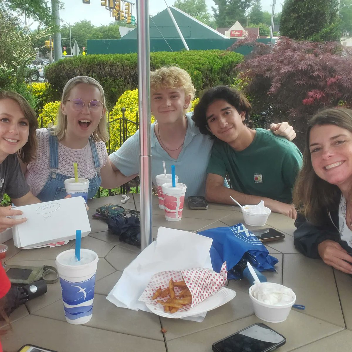 French club Carousel trip!! Lots of yummy glace et frites!🍦🍟 Thank you to everyone who participated in our activities this year🇫🇷 We are très excited for more French fun next school year!!