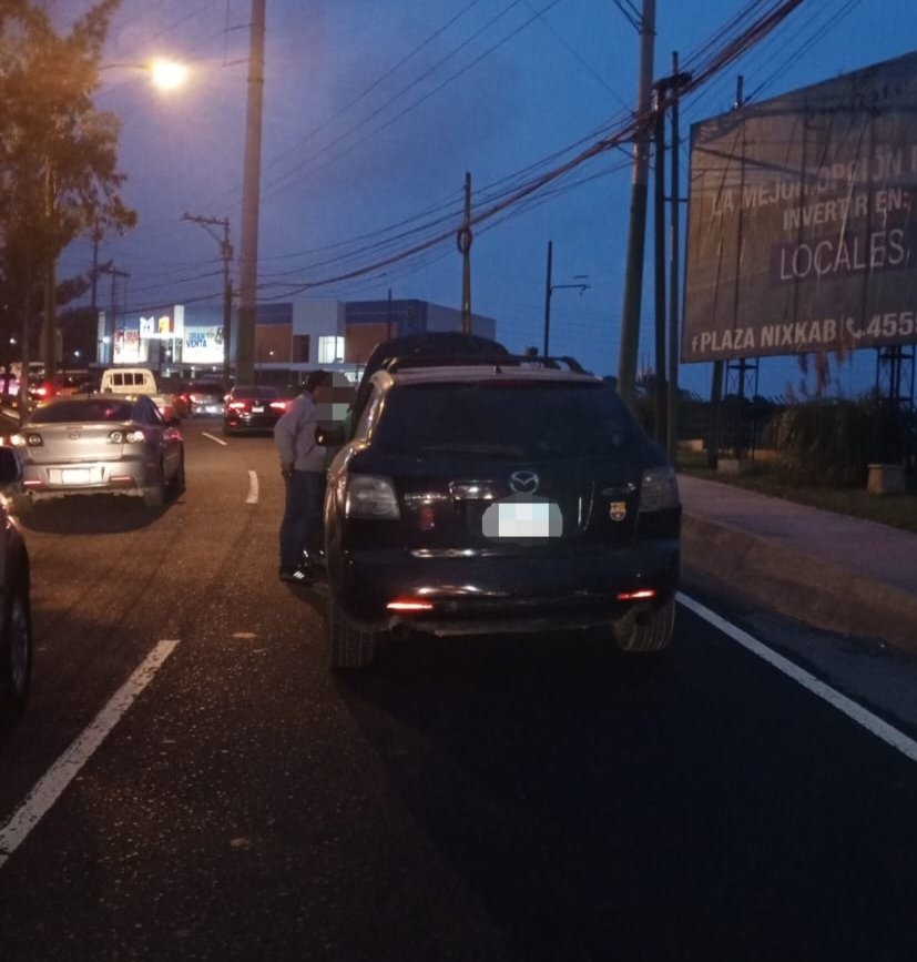 Vehículo con desperfectos mecánicos en Km 16 ruta Interamericana con sentido hacia Oriente, agentes PMT lo movilizan a un lugar donde no obstaculice la circulación. #TránsitoMixco