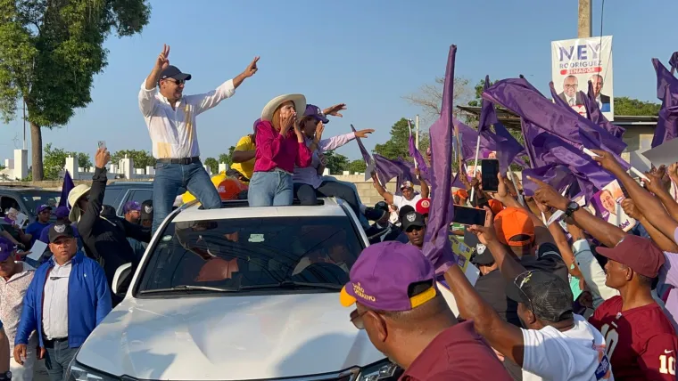 elnuevodiariord's tweet photo. Con la presencia del candidato presidencial @AbelMartinezD, el @PLDenlinea ⭐️ realizó este martes una marcha-caravana en Dajabón, con la que cerró de manera oficial su campaña en esta provincia.

#ElNuevoDiarioRD https://t.co/dQSkP5X8ST