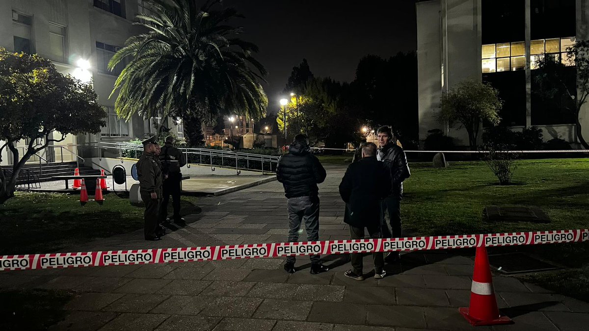 AHORA| Joven es baleado a quemarropa al interior del campus de la Universidad de Concepción. Recibió al menos tres disparos en la escalera de la facultad de Artes y Humanidades. Brigada de Homicidios de la PDI de Concepción al lugar @Cooperativa