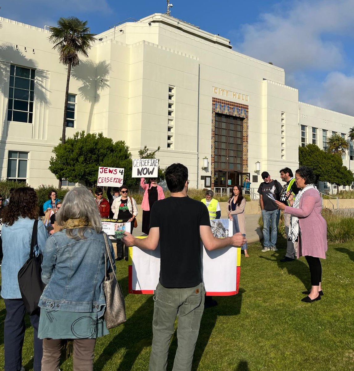 🔥RIGHT NOW: Jews & allies gather outside Santa Monica City Hall in support of a #ceasefire resolution that the City Council will be voting on tonight