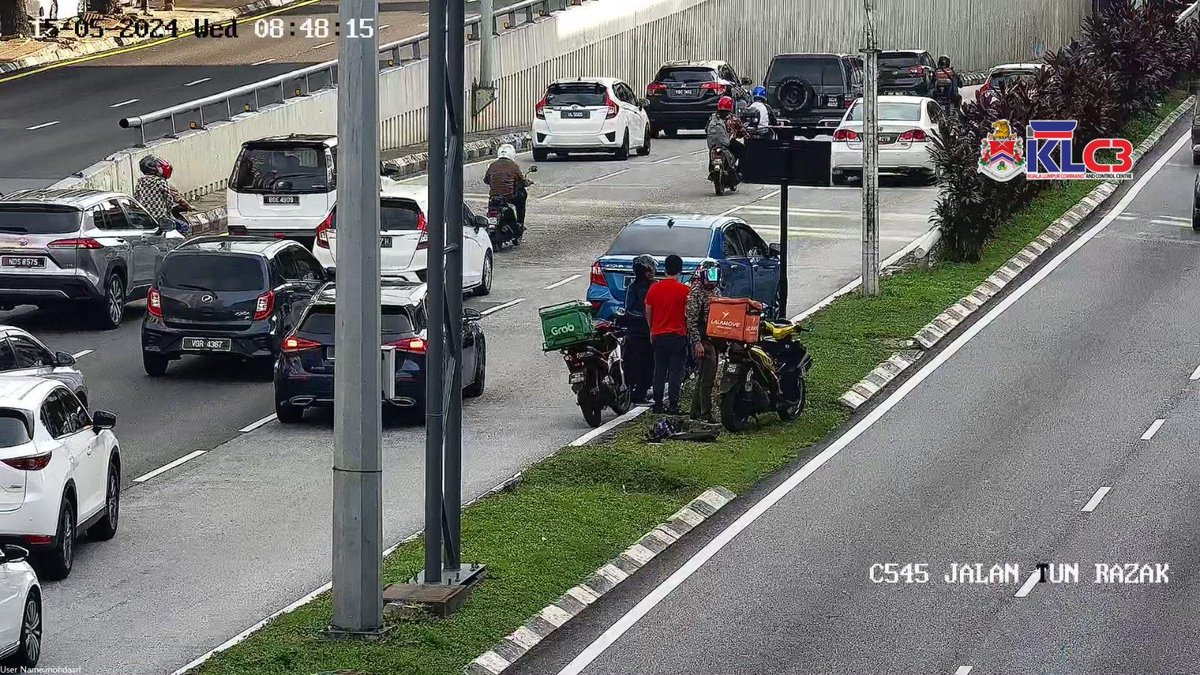 (15/5/2024 | 9:00AM) #kltu JALAN TUN RAZAK: Officials report of an accident involving a car & a motorcycle on the right lane before the RHB tunnel – Tabung Haji that’s slowing down traffic from Jalan Yew & MEX.