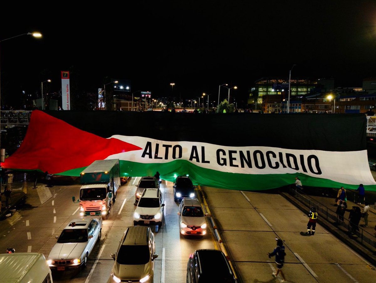 Colombia no apoya genocidios! 

Nuestra nación pide un alto al fuego en Gaza, ondea su bandera en Bogotá como manifestación de apoyo al pueblo palestino, en defensa de su vida y de la paz. 🇵🇸🕊️