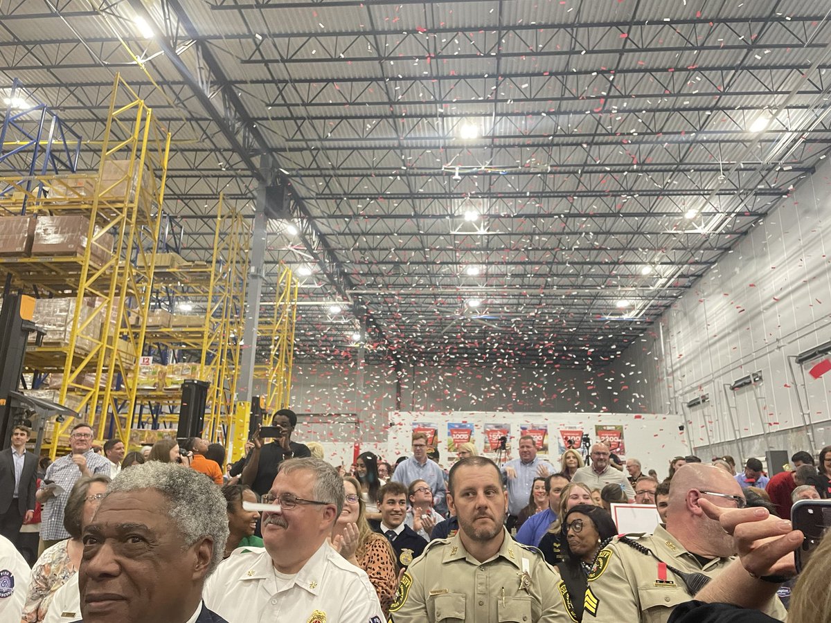 Today was a BIG day for @CityOfMaumelle & @PulaskiAR as @TractorSupply opened their largest DC in the USA. $175 MILLION investment & 500 new jobs. I am so excited for the people who will earn a living at this distribution center. Great news for central Arkansas! @SarahHuckabee