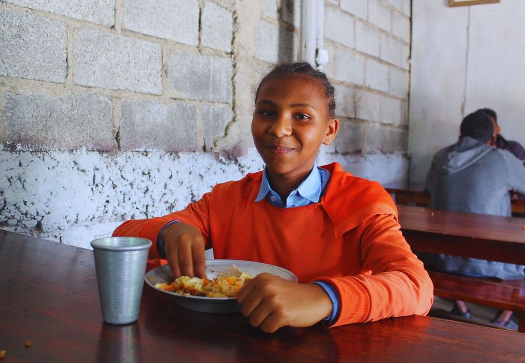 Lunchtime just got brighter with the presence of Tizita, one of our remarkable scholarship recipients. With the national grade 8 exam approaching, Tizita's determination is unwavering. She's not just preparing to sit for the exam; she's poised to conquer it!  #FutureLeader