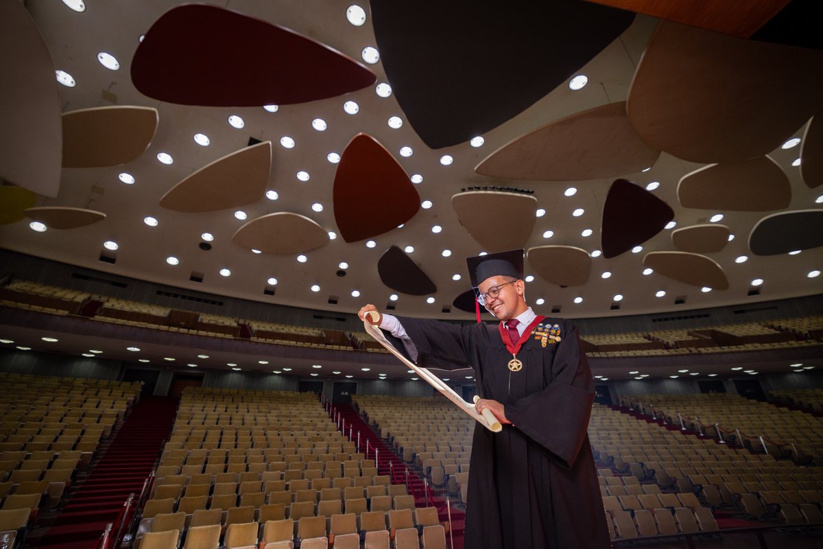 Solo un ucevista entiende que llegar lejos no es estar sobre las nubes sino debajo de ellas y hoy las tuve solo para mí.

¡Me gradué en el Aula Magna de la UCV!
📷@Rodolfochurion