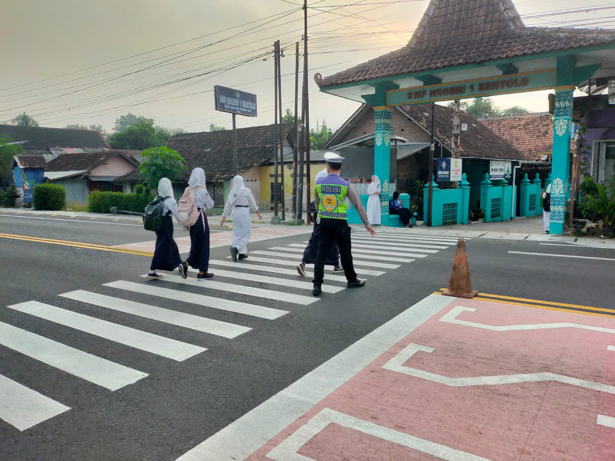 Aipda Arif Febriyanto selaku Banit Lantas Polsek Sentolo, bersemangat melaksanakan kegiatan Turlalin (pengaturan lalu lintas) pagi serta membantu penyeberangan bagi siswa sekolah di depan SMP Negeri 1 Sentolo, guna cegah kemacetan dan laka lantas. Rabu (15/05/2024)
#polseksentolo