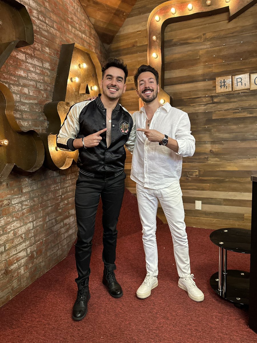 andresseuv's tweet photo. Hoy estuvimos en @exafm con mi queridisimo @rogergzz platicando de “X ahí dicen” y todo lo que viene próximamente 🙌🏼✨ GRACIAS por el espacio y que increíble gusto es poder saludarlos por la cabina! https://t.co/hQrLfM4jY6