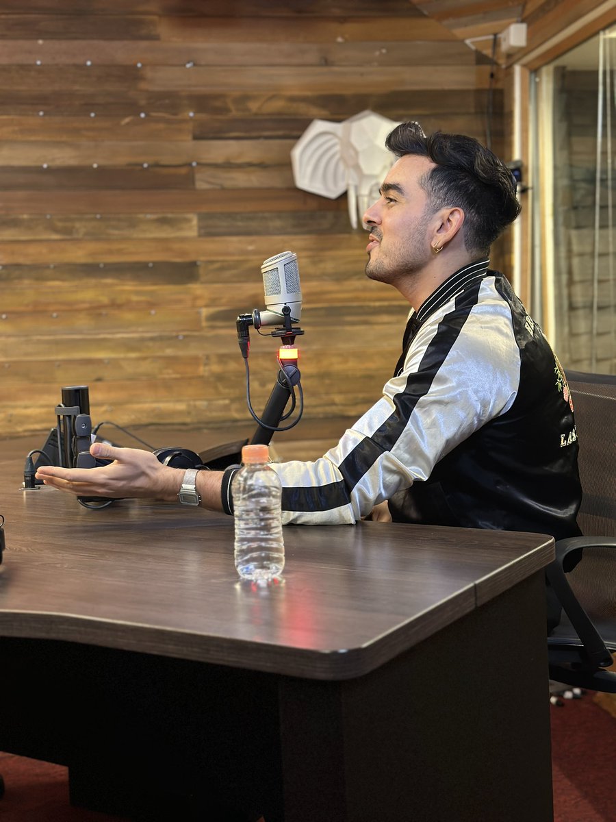 andresseuv's tweet photo. Hoy estuvimos en @exafm con mi queridisimo @rogergzz platicando de “X ahí dicen” y todo lo que viene próximamente 🙌🏼✨ GRACIAS por el espacio y que increíble gusto es poder saludarlos por la cabina! https://t.co/hQrLfM4jY6