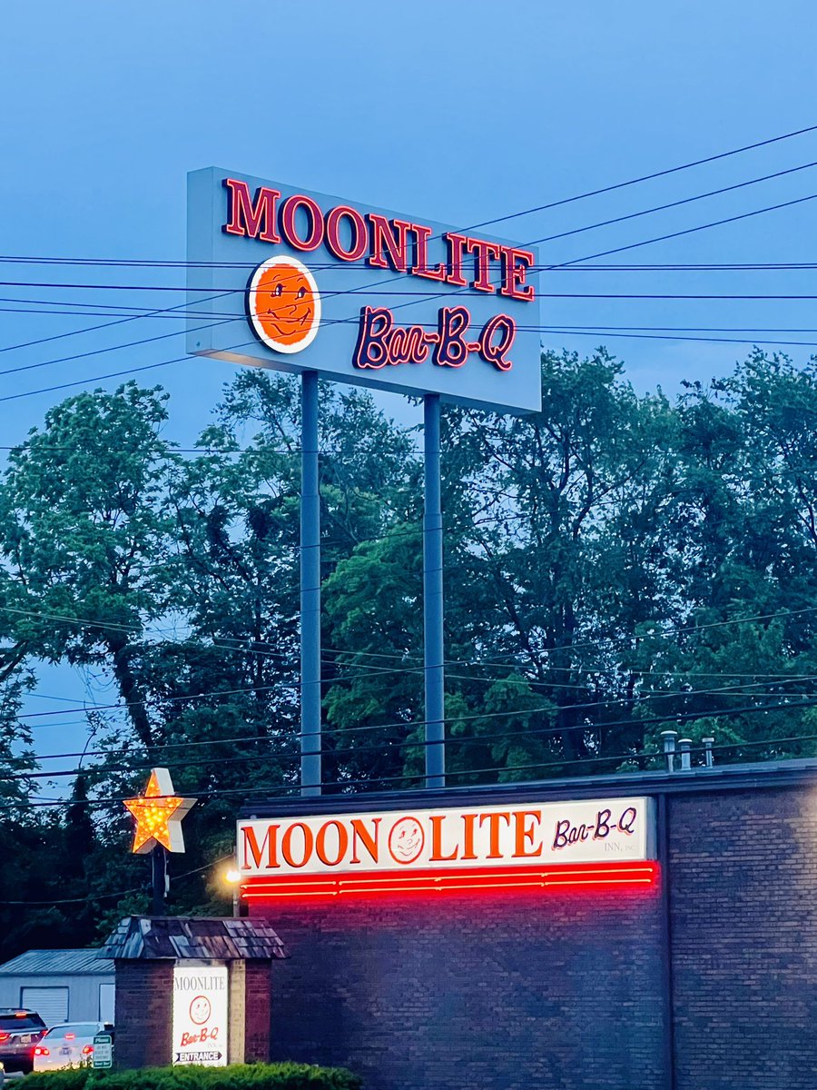 Can’t go to Owensboro without a stop at Moonlite. 🍗 Loved talking to folks at the Daviess County Democratic Party tonight. Every corner of KY matters. They flipped their county for @AndyBeshearKY and aren’t giving up the fight. That’s the spirit we need!