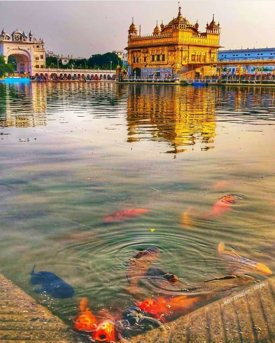 ਧੰਨੁ ਧੰਨੁ ਰਾਮਦਾਸ ਗੁਰੁ ਜਿਨਿ ਸਿਰਿਆ ਤਿਨੈ ਸਵਾਰਿਆ ॥ ਪੂਰੀ ਹੋਈ ਕਰਾਮਾਤਿ ਆਪਿ ਸਿਰਜਣਹਾਰੈ ਧਾਰਿਆ ॥