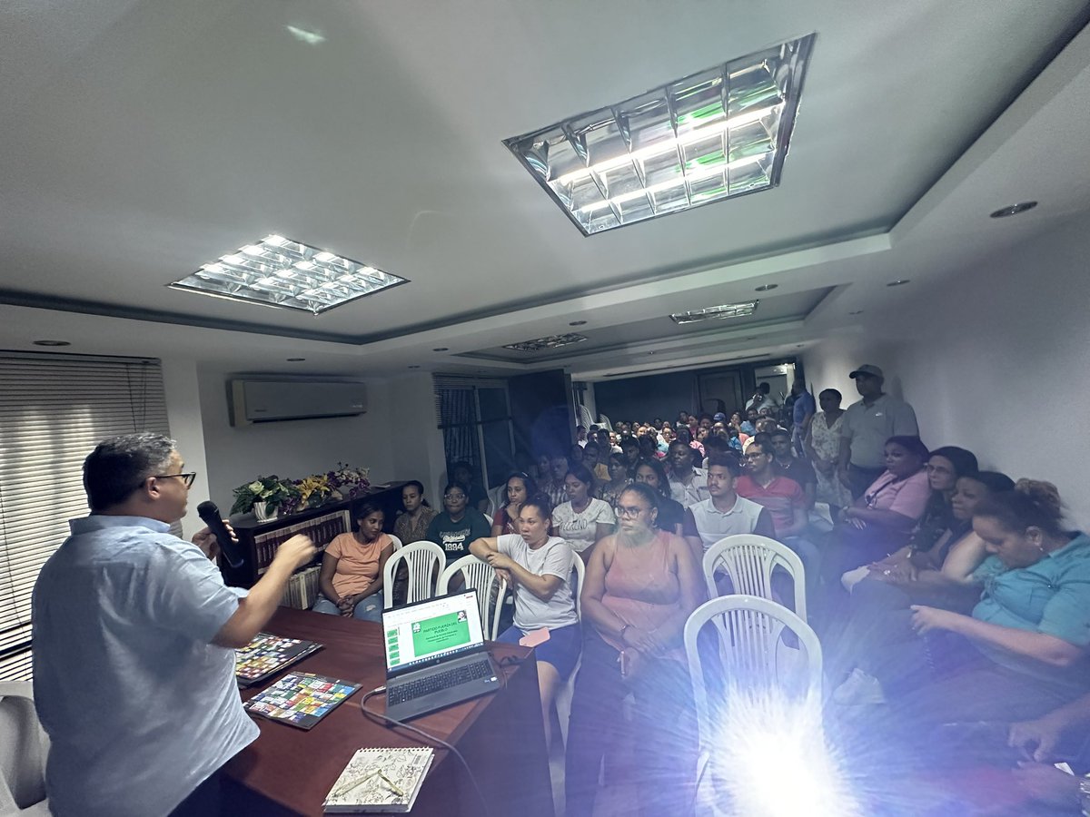 JulioHorton's tweet photo. Extraordinaria Asamblea con Coordinadores de Colegios y el ejército electoral del Bloque de Los Rios, #Circ2DN que defenderán el triunfo del próximo Presidente @LeonelFernandez y el Senador estrella @OmarLFernandez!
#FuerzaDelPueblo
@FPcomunica
#Vota3
#OmarSenador https://t.co/OvozF65hC5